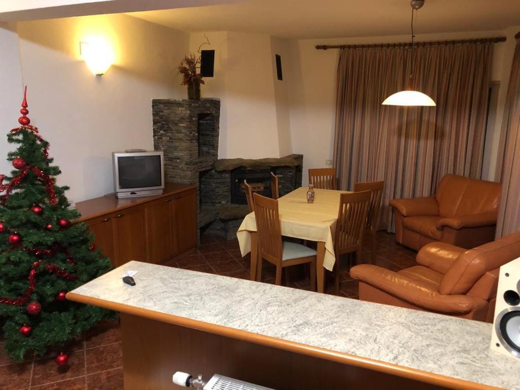 Vila Eli Villa Азуга Екстериор снимка